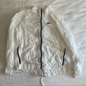 Nike windbreaker with cute zipper along entirety of back